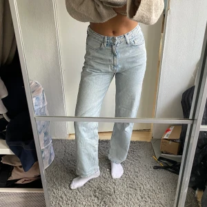 Jeans - Fina jeans från weekday i storlek W27 L30, i modellen Rowe.  70kr + frakt💗nypris: 590kr  Liten sminkfläck på byxorna! (skriv för fler bilder)