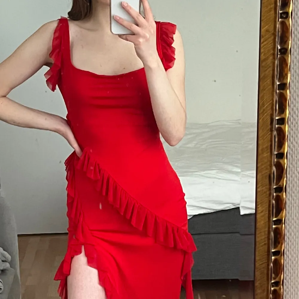 Drömmig och jätteskön röd klänning med volanger och slits! Alldrig använd då den var aningen för stor för mig.   Köpare står för frakt. Skickar senast tre dagar efter beställning.. Klänningar.