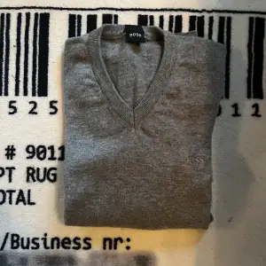 Säljer denna V-ringade Hugo Boss tröja i 100% Ull | Fint skick, inga defekter | Storlek L men passar dig som bär M | Modellen på bilden är 180 cm och väger 70 kg | Hör av er vid funderingar!