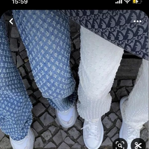 Jades london cross jeans  - Säljer dessa super coola jeans från jaded london! De har små kors som detaljer på byxorna och Sälj inte längre på hemsidan 