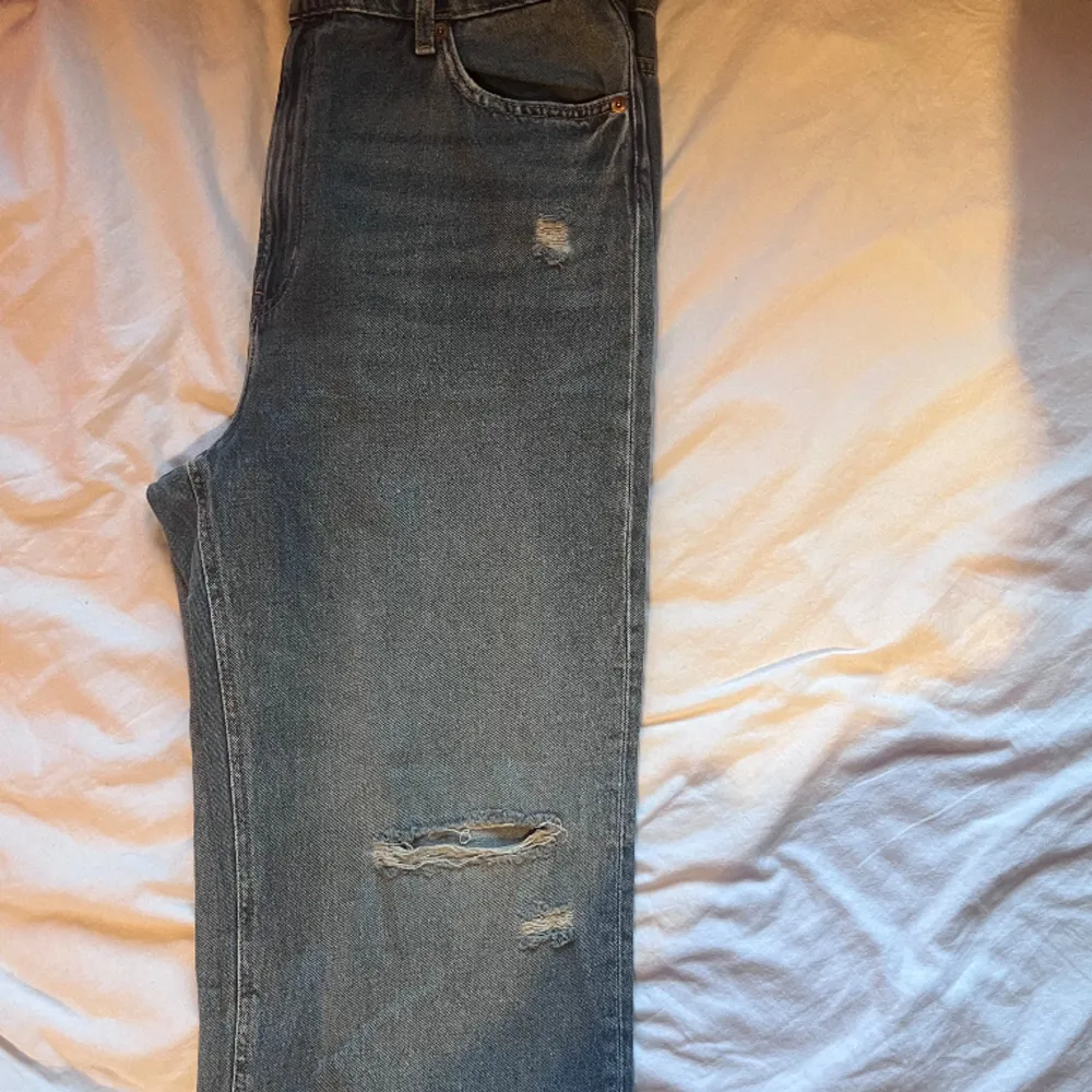 Wide High Waist Jeans byxor helt nya i storlek 46 från H&M. . Jeans & Byxor.