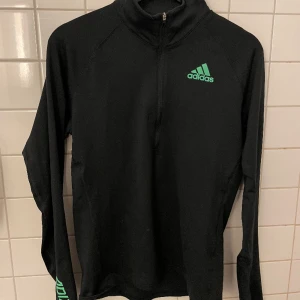 Adidas träningströja half zip - Långärmad tunn adidas träningströja. Knappt använd. Fint skick. Nypris 500kr. XS men funkar om man är S