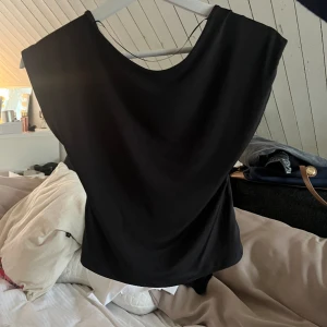 Backless tröja - Svart rygglös tröja köpa stradivarius för inte så länge sedan. Säljer pga inte min stil längre. Den är stretchig och kan passa väldigt många🫶🏻