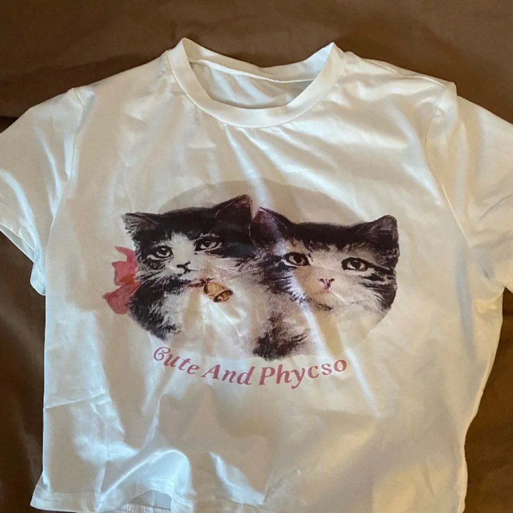 En vit oandvpnd tröja med katt tryck från temu. 💕. T-shirts.
