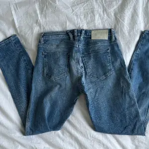 Skit snygga blå lågmidjade replay jeans  W26 L30