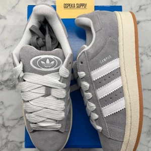 Adidas Campus 00s Grey White - Helt nya och oanvända Adidas Campus 00s Grey White i Storleken 39 1/3. Pris: 1499+frakt. Finns 4 stycken tillgängliga i denna storlek så passa på!   Skicka ett meddelande vid intresse eller frågor. Köp gärna genom plick för bådas säkerhet😊
