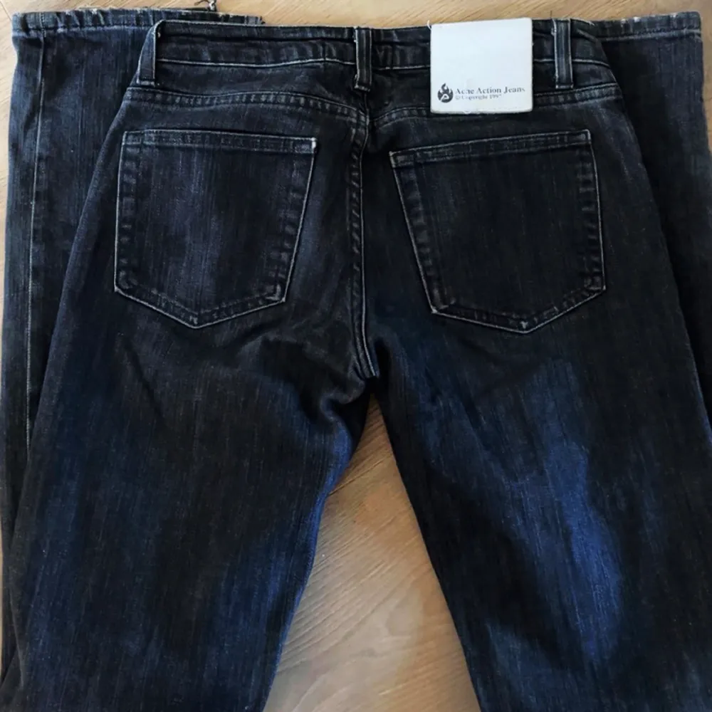 Säljer dessa super fina lågmidjade jeans från acne, raka ben men en super fin urtvättad svart färg 🌸. Jeans & Byxor.