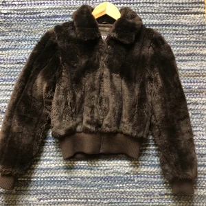 Vintage fuskpälsjacka  - Väldigt fin vintage fuskpälsjacka. 