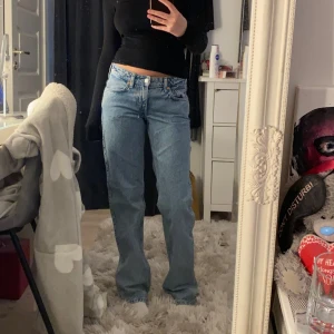 Lågmidjade jeans  - Skitsnygga arrow jeans från weekday som inte längre kommer till användning, lite långa för mig som är 1,65 men inget jag klagar på men därav en slitning längst ner på byxan.💗