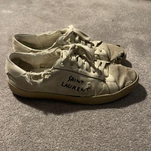 Saint Laurent skor  - Säljer nu dessa högt efterfrågade saint Laurent skorna. De är i tydligt använt skick men har fortfarande mycket kvar att ge! Storlek 43 passar 0.5 storlek större.  Hör av er om ni har frågor!