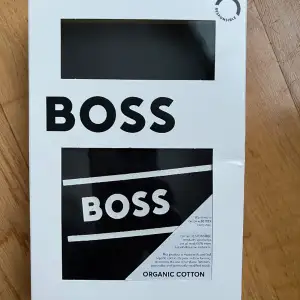 Äkta Boss T-shirt  Aldrig använd i sin orginal förpackning  Storlek XS Färg marinblå 