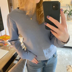 Tröja  - Söt tröja med veckade axlar🩷Stl S men skulle säga att den är mer som en XS