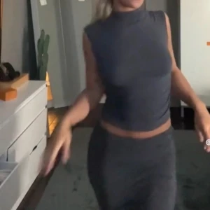 Kjol och topp - Såå snygg kjol och topp från gina. Använd fåtal gånger. 🤍Om du bara vill köpa en del kostar det 250/st! 