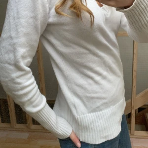 Vit stickad tröja  - Vit stickad långärmad i storlek s 💕 liten defekt så ett rimligt pris 