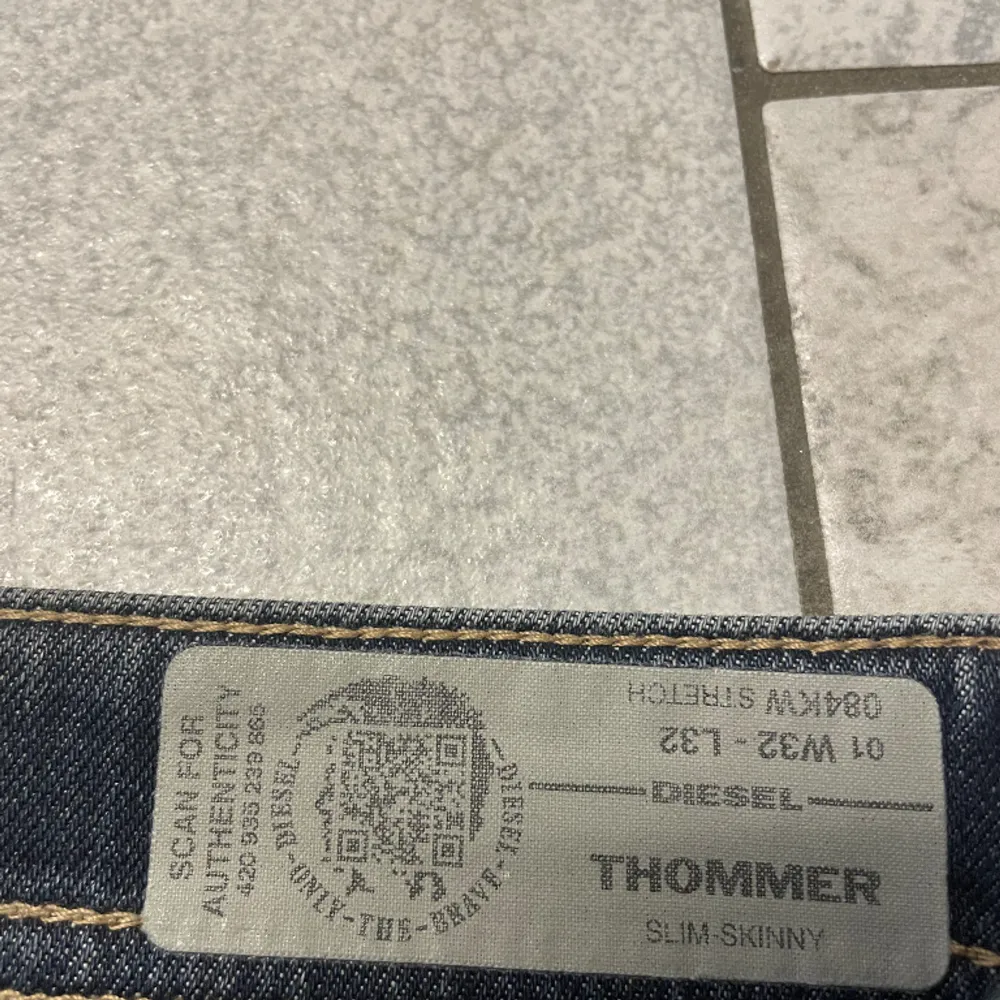 Tja! Säljer dom är feta diesel jeansen som ej kommer till andvändning längre! De är 32/32 i storlek och passar någon runt 180! Sitter slim och gött på benen!  Tveka inte att skriva vid några frågor!. Jeans & Byxor.