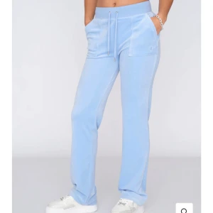 ljusblå juicy byxor  - Juicy byxor i storlek S, lite slitna längst ner annars väldigt fina!