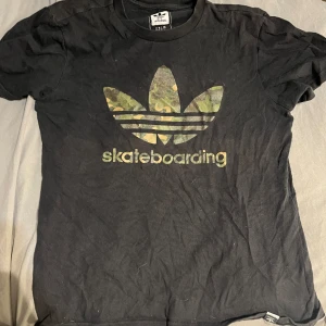 Skateboarding adidas tröja  - säljer denna då den ej kommer till användning!