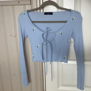 Söt sommartopp - Söt somrig ljublå tröja!