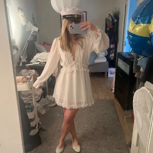 Klänning - En av mina studentklänningar som aldrig kom till användning, men så otroligt fin🥹🥰 är storlek M men passar perfekt på mig som är storlek S, från Dennis maglic