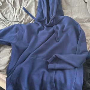Blå hoodie  - En blå snygg hoodie från Zara. Använd fåtal gånger. Säljer då jag har fler