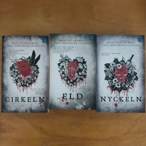 cirkeln-trilogin - köpta secondhand men i fint skick! alla tre böcker för 90 eller en för 35 💫