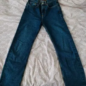 Blåa jeans i en rak modell. Inköpta innan årsskiftet. Passar inte mig längre och säljer dessa nu.