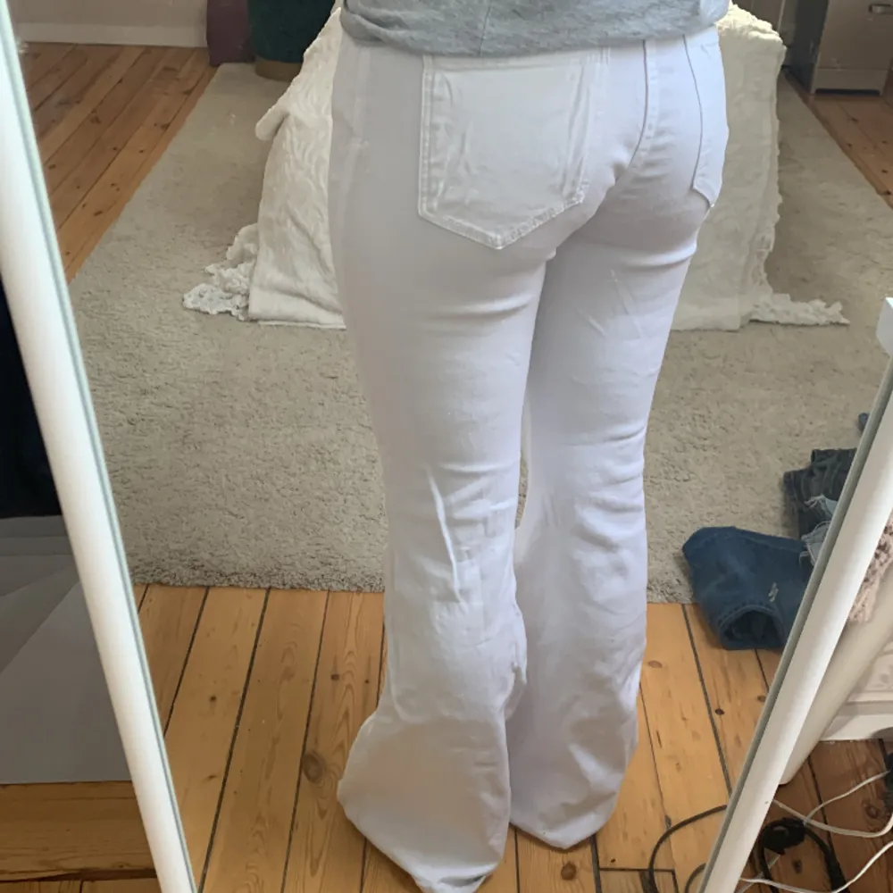 Jättecoola och långa vita jeans! Nästan aldrig andvända och inga defekter💕💕midjemått 33 cm och innerbenslängd 80 cm, men väldigt stretchiga💕💕. Jeans & Byxor.