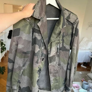 Militärjacka - Miltärjacka från okänt märke! Passa mig oversized som är storlek 36!