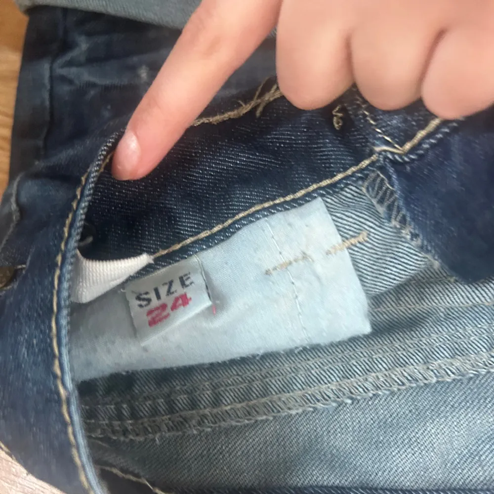 jätte fina jeans shorts, med detaljer på fickorna!!💓de passar inte så har inga bilder på tyvärr💞. Shorts.