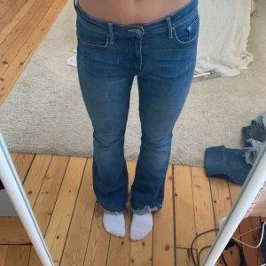 Bootcut jeans - Jättefina blåa bootcut jeans med slitningar längst ner💕 inga defekter, kommer från märket Mother💕midjemått 34 och innerbenslängd 73💕💕