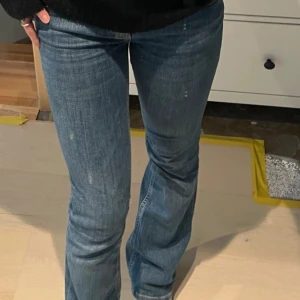 Blå zara jeans - Säljer dessa superfina jeans från zara i väldigt bra skick! Säljer även i svart💕