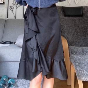 Säljer en svart omlott kjol från chelsea. Använd 3-4 gånger, väldigt fint skick. ❤️ (Första 2 bilderna är lånade)