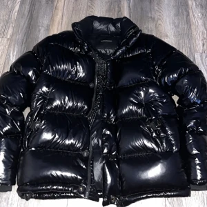 Peak performance X.8 apres glossy jacket - Varm och bekväm vinterjacka i storlek S. Lite oversized så om du har size M borde den funka också. Går att ha på sig den under vintern men kan även funka på kalla höst dagar. Går också att göra till en väst. Nypris:5999kr, lite gammal men 9/10 skick.