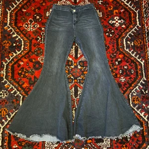 utsvängda jeans - vida bell pants / bootcut / flared mörkgrå byxor i mycket bra skick. 