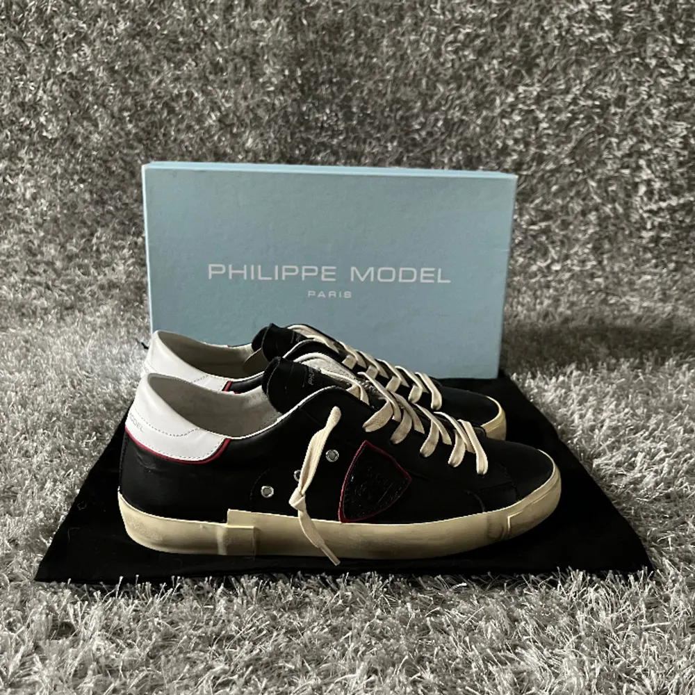 Tjena! Säljer nu mina snygga skor ifrån Philippe Model. Skicket på skorna är 10/10, helt nya. Skorna är i storlek 40. Allt orginal medföljer! Vid fler frågor/bilder är det bara och höra av sig! . Skor.