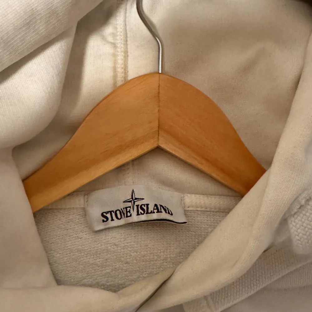 Äkta stone hoodie(Ny pris 3500) I bra skick Storlek M. Hoodies.