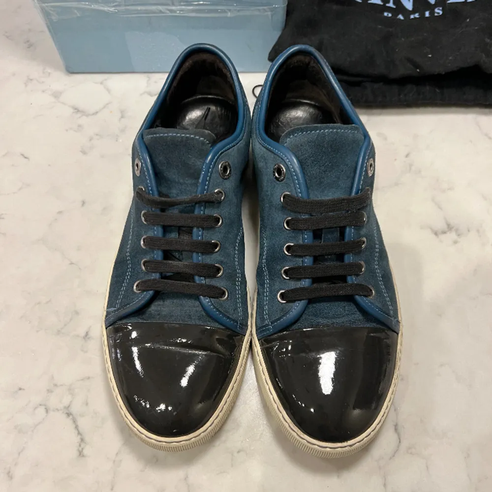 Säljer dessa snygga skor från lanvin i färgen blå. Skorna är i fint skick, storlek 7 vilket motsvarar 42. Box dustbags medföljer vid köp . Skor.