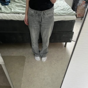 Jeans från lager 157 - Jeans från lager i stilen icon. Använda fast är i bra skick. Storleken är M men skulle säga att de är mellan M och L. Uppsydda ungefär 4 cm. Nypris 400 säljer för 150