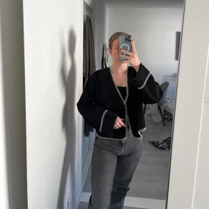 Jacka  - Jacka ifrån Gina tricot, använd 2 gånger i mycket bra skick. Den är inte nopprig eller nått sånt. Säljer för den inte används🫶🏻💞