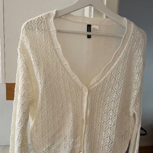 Kofta h&m - Oanvänd fint stickad kofta från h&m 