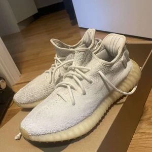 Yeezys tripple white - Säljer ett par yeezys storlek 42. Dem är i bra skick och är äkta, skriv pm för fler bilder