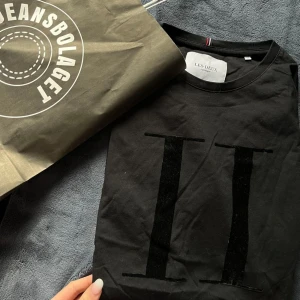 Les deux t shirt - Nästan helt ny, köpt på Jeansbolaget, trycket är i mocka. Kostade ca 500 ny 
