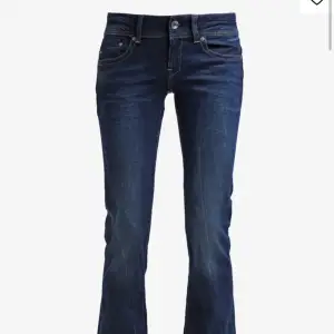 Lågmidjade jeans från g-star! Säljer då jag inte använder dem längre. Inga defekter förutom att jag sprättat upp dem längst ner för att göra dem längre!