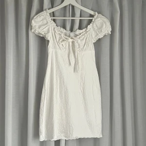 Studentklänning  - Superfin vit klänning som passar perfekt till student och sommar. Använd en gång, nypris 949kr. Storlek XS. Köpt från Obsession Stockholm (Emelie dress) 💕💕