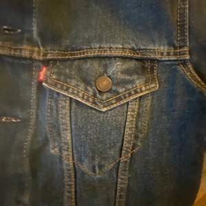 Fin jeansjacka som används få gånger och är i bra skick! Säljs för 315kr. original pris:879, Säljer pg få användning🫶🏻