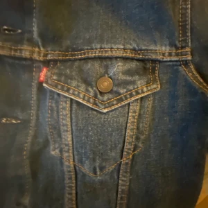 Jeansjacka  - Fin jeansjacka som används få gånger och är i bra skick! Säljs för 315kr. original pris:879, Säljer pg få användning🫶🏻