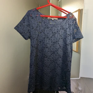Mörkblå spetsliknande topp - Så fin mörkblå virkad/spets topp. Perfekt som fest eller vardagstopp. Det står XS men skulle säga mer av en S. Märket är Rosebud, köpt på Sellpy. Superfin, bara inte kommit till användning💕
