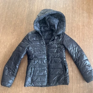 ZARA jacka - Hej jag säljer min zara jacka då den blivit för liten. Det är storlek XS och skick 6/10. Finns en defekt vid luvan (finns på bild 3). Nypris är 650kr. Skriv under några frågor/funderingar