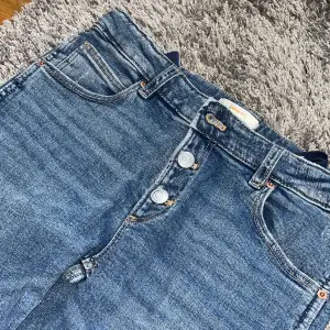Säljer ett par low waist jeans från Young Gina i storlek 164cm,köpte här på Plick men dom var för lång på mig💕finns ej att köpa på hemsidan längre 