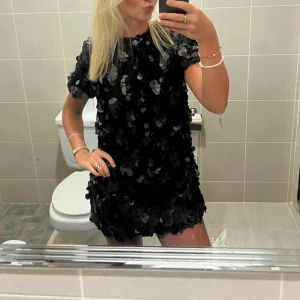 Festklänning - Tshirt klänning med paljetter! Jättebra skick, knappt använd💓